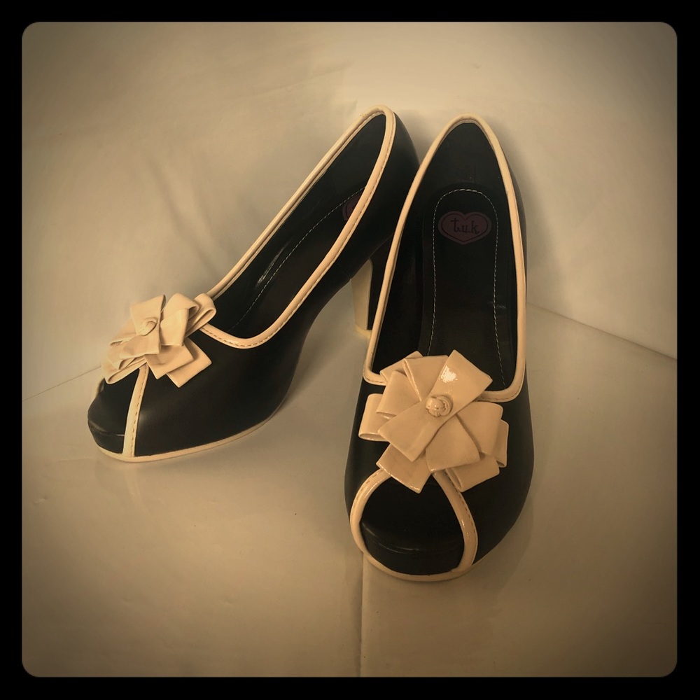 T.U.K. Black/Ivory Flower Pump